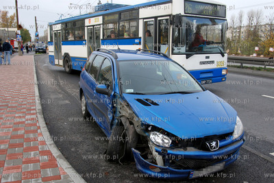Wypadek drogowy na skrzyzowaniu ulic Morskiej i Swarzewskiej....
