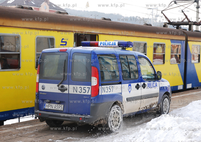 Radiowoz policyjny jadacy  po peronie dworca PKP w...
