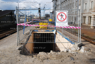 Gdynia. Remont peronu i torowiska Szybkiej Kolei Mejskiej
4.03.2008
Fot....