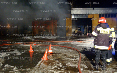 Dwa autobusy oraz hala warsztatowa nalezace do firmy...