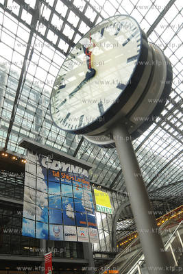 Wielka reklama Gdyni w centralnej hali na dworcu glownym...