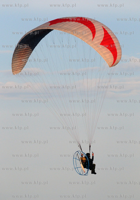 Gdynia. Paralotniarz - fotoreporter latajacy na nad...