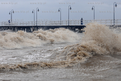 Gdynia. Sztorm na Zatoce Gdanskiej spowodowany przez...