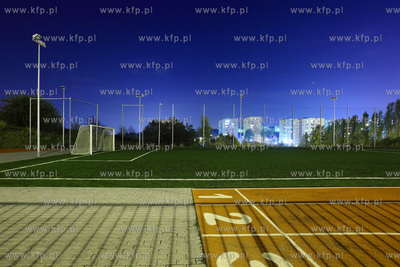 Boisko noca w Gdansku Oruni przy Zespole Ksztalcenia...