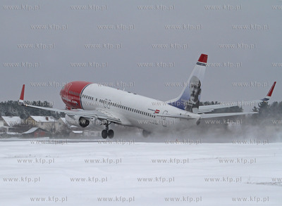 Zima na lotnisku Gdansk Rebiechowo. Nz. Start Boeinga...
