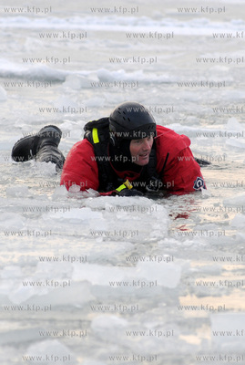 Gdynia, port jachtowy. Jak przetrwac na zamarznietym...