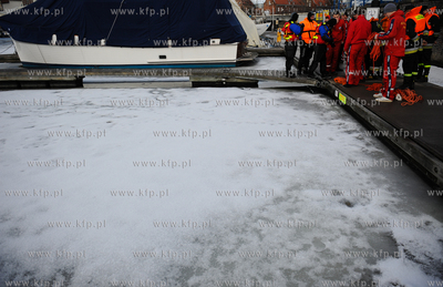 Gdansk. Przystan Jachtowa. Cwiczenia, na zamarznietej...