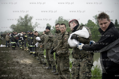 Krakow, Salwator. Umacnianie przeciekajacych walow...
