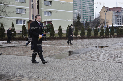 Zlozenie kwiatow pod pomnikiem poleglych stoczniowcow...