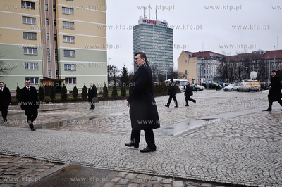 Zlozenie kwiatow pod pomnikiem poleglych stoczniowcow...