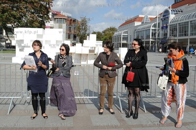 Sopot. Konferencja prasowa w formie spaceru zapowiadajaca...