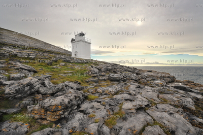Irlandia, zatoka Galway Bay. Latarnia morska osadzona...