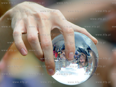 Pokaz zonglerki artystycznej w wykonaniu Krzysztofa...