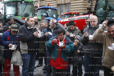 Szczecin. Wigilia rolnikow protestujacch przed siedziba...