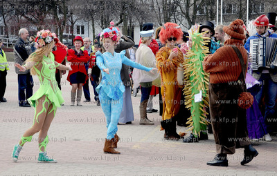 Zawieszenie wiechy na Teatrze Muzycznym w Gdyni. Nz....