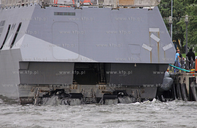 Do gdanskiego portu przypynal niecodzienny okręt HSwMS...