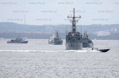Parada wszystkich najwazniejszych klas okretow bedacych...