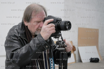 Gdynia. Fotoreporter Chris Niedenthal fotografuje Dworzec...