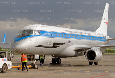 Na gdanskim lotnisku wyladowal  Embraer 175 Polskich...