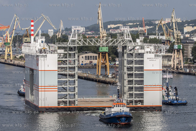 Pływający dok do produkcji kesonów został wyholowany...