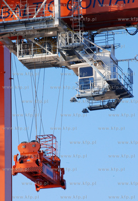 Do portu w Gdyni dotarly i montowane sa w terminalu...