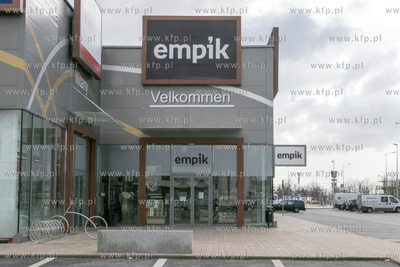 Salon Empik przy ulicy Ignacego Domeyki w pruszczu...