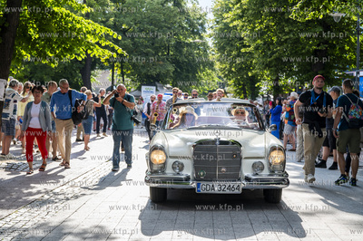 Sopot. Parada ulicą Bohaterów Monte Cassino do muszli...