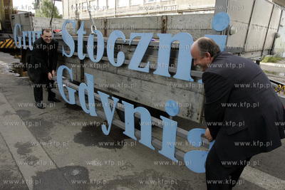 Prezes stoczni Andrzej Jaworski wraz z Karolem Guzikiewiczem...