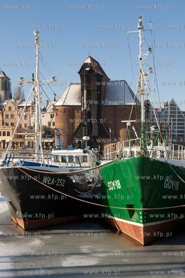 Zima w Gdansku, kutry rybackie cumujace przy Centralnym...