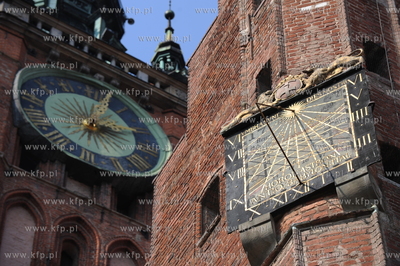 Zegary sloneczny i wskazowkowy na wiezy Ratusza Glownego...