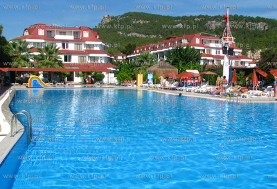 Basen przy hotelu Sailors Beach Club w Kiris, turystycznej...