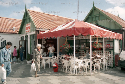 Ogrodek gastronomiczny przy jednym z pawilonow w Centrum...