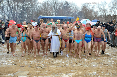 Noworoczna zimowa kapiel ponad 100 gdanskich morsow...