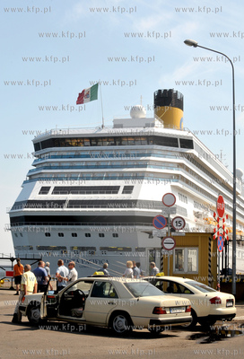 Statek wycieczkowy Costa Pacifica plywajacy pod wloska...