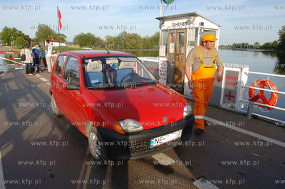 Rzeczny prom samochodowy na rzece Nogat w Kepinach...
