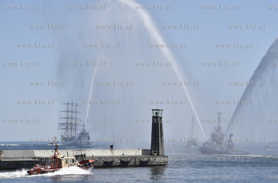Gdynia. Oficjalna ceremonia wypłynięcia Daru Młodzieży...