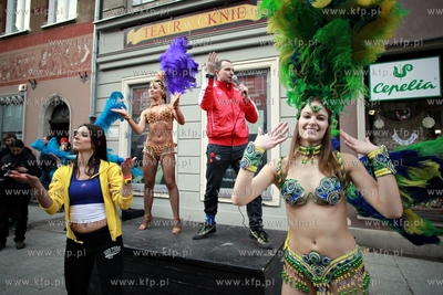 Gdańsk. Teatr w Oknie przy ul Długiej. Wolontariusze...