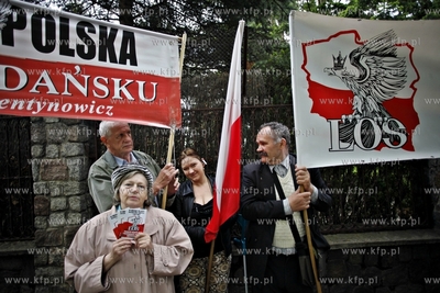 Gdansk. Ul. Polanki. Pikieta czlonkow Klubu Gazety...