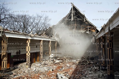 Gdansk. Wyburzanie budynku bylego kina Znicz przy ul....