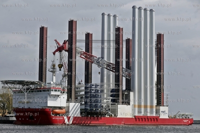 Port Gdynia. Statek - jednostka sluzaca budowie morskich...
