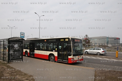 Autobus Mercedes Conecto linii 148 na przystanku przy...
