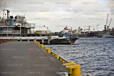 Z powodu silnego wiatr nie pływa prom Wisłoujście.
03.02.2016
fot....