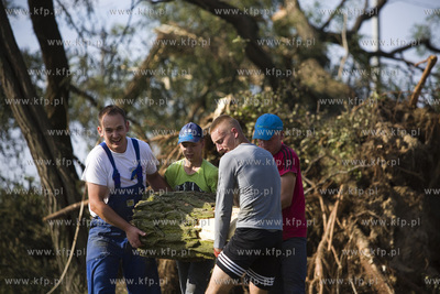 Skutki nawałnicy, która z piątku na sobotę przeszła...