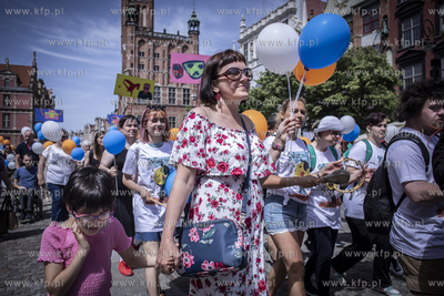 Gdańsk. ul. Długa i Długi Targ. Parada na zakończenie...