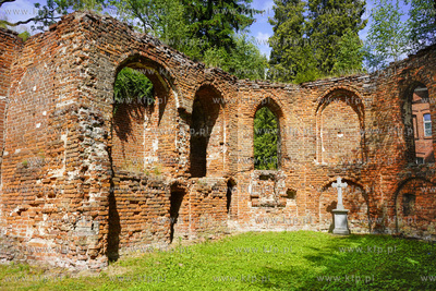 Ruiny gotyckiego kościoła w Borętach z XIV w. Kościół...