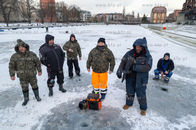 Wędkarstwo podlodowe w Gdańsku na skutej lodem Motławie...