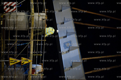 Gdansk - Wrzeszcz. Montaz kolejnych elementow estakady...