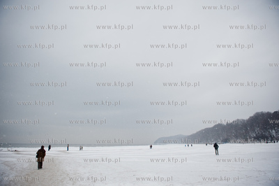 Gdynia. Mrozne zimowe popoludnie na plazy miejskiej....