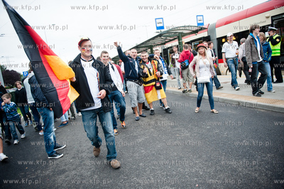 Gdansk. Niemieccy, Greccy i Polscy kibice udajacy sie...