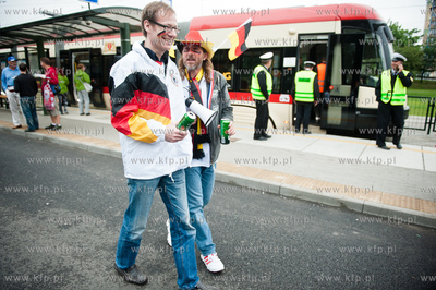Gdansk. Niemieccy, Greccy i Polscy kibice udajacy sie...